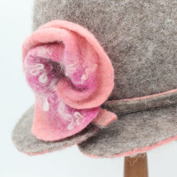 Rosalie en Bergschaf gris avec une fleur rose - T57 – Image 2