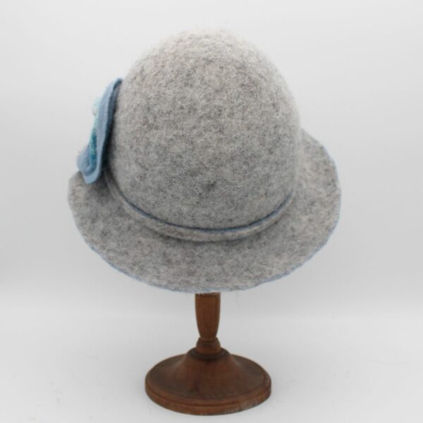 Rosalie en Bergschaf gris claire avec une fleur bleue - T55 – Image 3