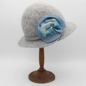 Rosalie en Bergschaf gris claire avec une fleur bleue - T55