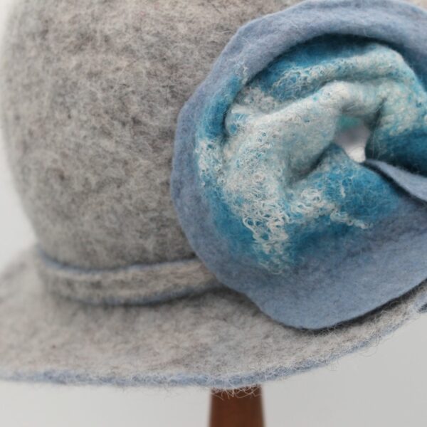 Rosalie en Bergschaf gris claire avec une fleur bleue - T55 – Image 2