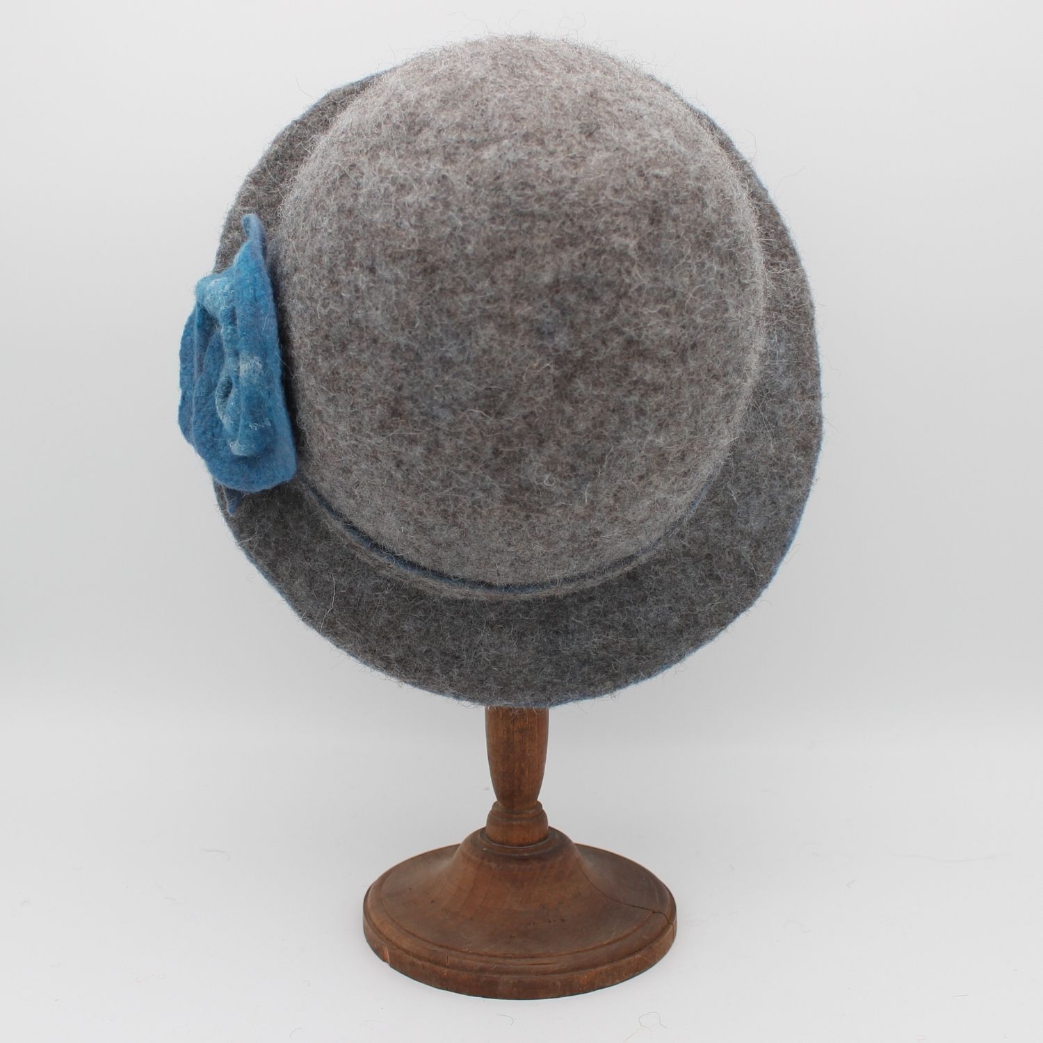 Rosalie en Bergschaf gris avec une fleur bleue - T56 – Image 3