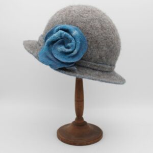 Rosalie en Bergschaf gris avec une fleur bleue - T56