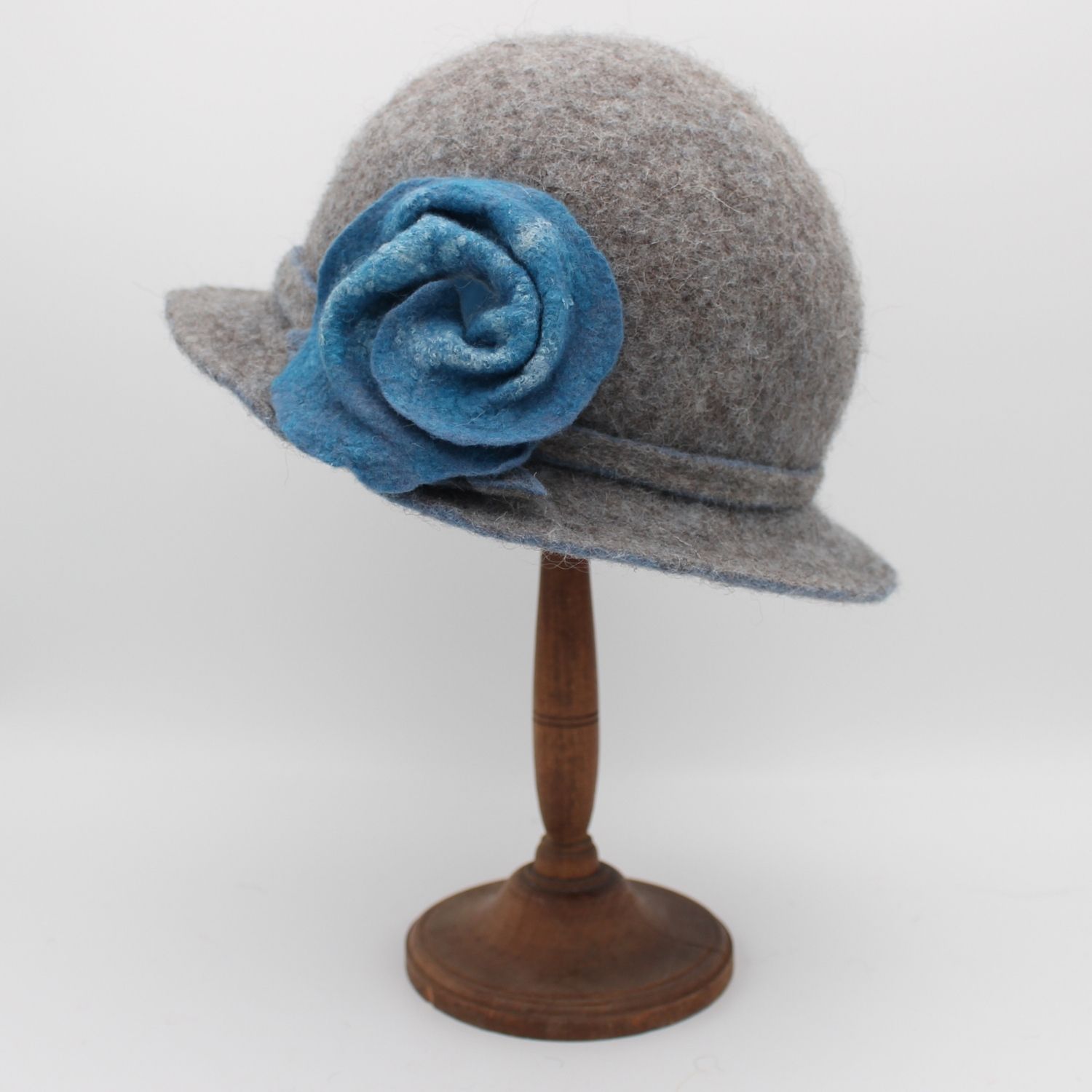 Rosalie en Bergschaf gris avec une fleur bleue - T56