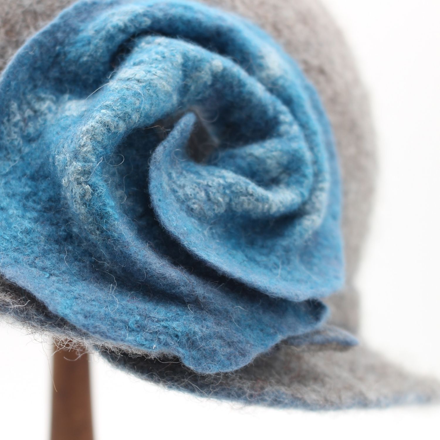 Rosalie en Bergschaf gris avec une fleur bleue - T56 – Image 2