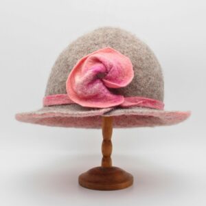 Rosalie en Bergschaf gris avec une fleur rose - T58