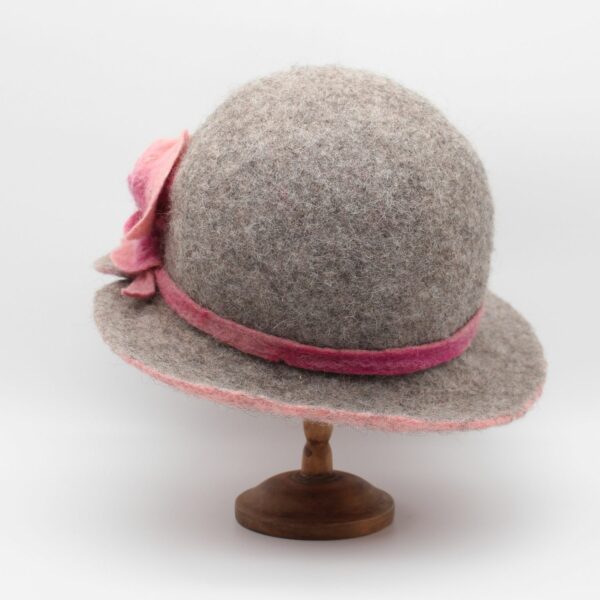 Rosalie en Bergschaf gris avec une fleur rose - T58 – Image 3