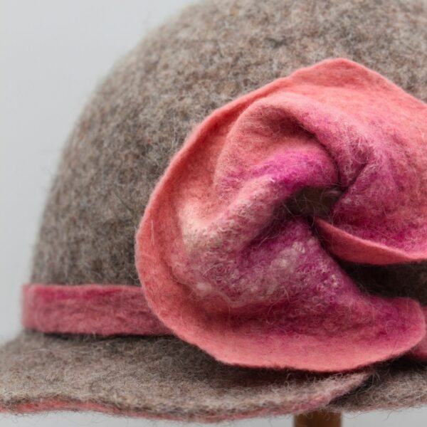 Rosalie en Bergschaf gris avec une fleur rose - T58 – Image 2